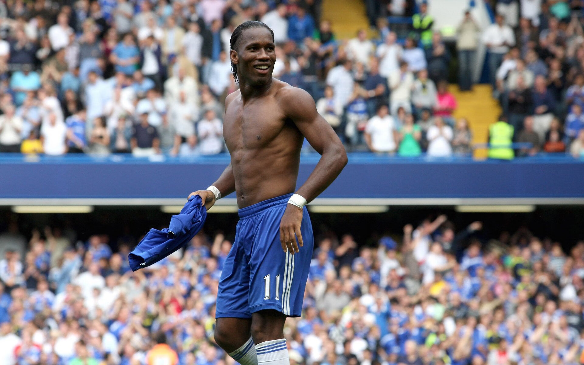 老鹰险胜广东队，浓眉成为关键先生，一场跨越篮球文化的胜利